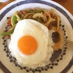cafe かわのほとり - ガパオライス 850円
豚ひき肉ホーリーバジル炒めごはん(目玉焼き、スープ付き)