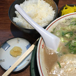 博多とんこつ 天神旗 - ごはんセット にんにく別皿(o^^o) にんにくの香りがフレッシュやで！！