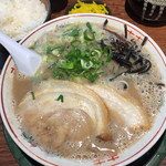 博多とんこつ 天神旗 - 若醤油とんこつ にんにく別皿 (o^^o) 
      前回は老塩とんこつやったので、全くの逆方向で（笑）*\(^o^)/*