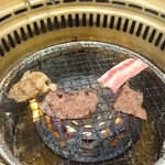 すたみな太郎 - 焼かれる肉。