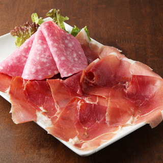 イタリア産生ハムが食べ放題！！1時間制お一人様￥５００！！