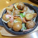 ビヤホールライオン - ポテト＆ソーセージのガーリック炒め