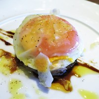KINOE - レアに焼いた讃岐牛のタルタルステーキ 目玉焼きをソースにして　