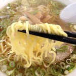 らーめん 太陽 - らーめんの中細玉子麺