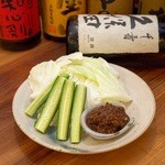 Yakiton Sankichi - キャベツと胡瓜の秘伝肉味噌