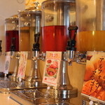 新鲜果汁和种类丰富的饮料吧台 (套餐价格)