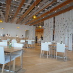 広くて明るい店内