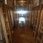 燕山荘 - 宿泊スペース。
      二階建てになってます。