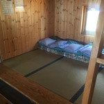 燕山荘 - 宿泊スペース。
      今回は3畳を2組4人で雑魚寝しました。
      いつもなら全然眠れないんですが、寝不足が続いていたので爆睡出来ました。
