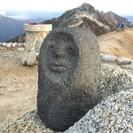 燕山荘 - 燕岳の見どころ（その1）山男の置き物？
      時々位置を変えるそうです。
      こびと図鑑に出てきそうな、ユーモラスな表情（笑）
