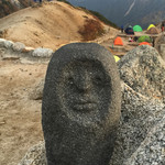 燕山荘 - 燕岳の見どころ（その1）山男の置き物？
      時々位置を変えるそうです。
      こびと図鑑に出てきそうな、ユーモラスな表情（笑）