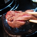 サッと炙って…　厚切りタン最高!!