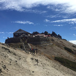 燕山荘 - 燕山荘。
      ちょっと離れたところから。