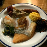 燕山荘 - 【朝食】
      種類豊富で美味しい朝食。
      これからエネルギーを使うので、お代わりしてガッツリいただきました。