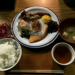 燕山荘 - 【朝食】
      おかずのお皿は、焼き鮭・スクランブルエッグ・ソーセージ・ごぼうサラダ・ひじき・青菜のおひたし・なます・蓮根のキンピラ。
      デザートはぶどうゼリー。
      ご飯と味噌汁はお代わり無料です。