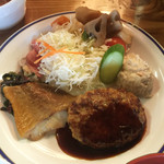 燕山荘 - 【夕食】
      チーズインハンバーグは手作りのようで、山小屋とは思えないレベルの高さ。
      中からはとろ〜りと溶けたチーズが流れ出ます。
      美味しかったです。