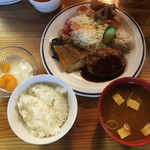 燕山荘 - 【夕食】
      おかずのお皿は、チーズインハンバーグ・赤魚・筑前煮・ポテトサラダ・海藻サラダ・千キャベツ・漬物。
      デザートの杏仁豆腐。
      ご飯と味噌汁はお代わり無料です。