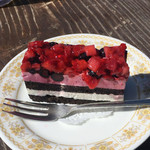 燕山荘 - 【おやつ】いちごのブルーベリーのケーキ（税込500円）
      標高2,700mでこんなに凝ったケーキを食べられるなんて信じられません。
      