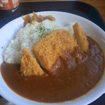 燕山荘 - 【昼食】カツカレー（税込1,200円）
      私の登山の際の定番メニュー。
      標高2,763mでカツカレーが食べられるとは、嬉しい限りです。