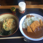 燕山荘 - 【昼食】
      天ぷらうどん（税込800円）、カツカレー（税込1,200円）
      一見高いようですが、ここは2,700mの山頂です。
      そこでこんな温かいものを食べられるなんて有難い限りです。