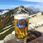 燕山荘 - 生ビール（中）（税込800円）
      燕岳登頂後、燕岳に向かって乾杯。
      この絶景の中で飲めるのが最高の贅沢です。