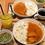 スープストックトーキョー - バターチキンカレー・生姜の和風スープ・オレンジジュース。奥のは岩塩スープとコーヒーのセット