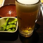 山の猿 - 生ビール♪とお通しの枝豆。