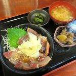 四国の食 わらやき三四郎 - カツオとブリの漬け丼(2015/09/30撮影)