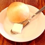 アロゼ - 【ランチ1500円コース】　シェフの奥様が毎日手作りしているパンと無塩バター