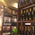 Osuteriadoromithi - 店内は沢山のワインが飾ってあってオシャレ