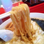バス長ラーメン - ややウェーブがかった中太麺がええんです