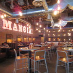 Lou Malnati's - 開放的な店内