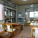 円満 - テーブル席と小上がり