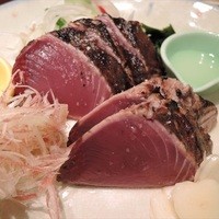 土佐料理 祢保希 新宿店 - 炭火焼鰹塩たたき
