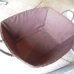 アンマーブル - 足元にある、荷物を入れる籠