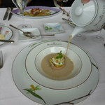 モナリザ - 香り高いセップ茸のスープを注ぐ演出