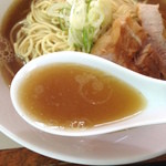 中華そば屋 伊藤 - 肉そば大盛りのスープ