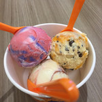 サーティワンアイスクリーム - トリプルポップ。
      バナナスプリットサンデーとトリックオアアイスクリームと魔女のトリック（＾∇＾）