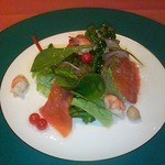 スモークサーモンとエビのサラダ