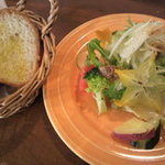 アラジンスパイスホーム - パスタセットのパン＆サラダ