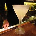 バー クラスター - 世界最高の純度のクリスタルグラスで飲む、レモンとバジルのカクテル