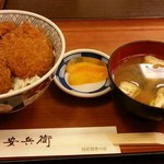 安兵衛 - タレカツ丼は味噌汁と漬け物付