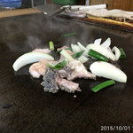 滝川ホルモン店 - 午後3時迄の営業形態となってます。ホルモン700円と大飯250円ウマウマ(^^)