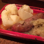 島之内フジマル醸造所 - 飛鳥ワインのデラウェアを使った自家製ソーセージのシュークルート 900円