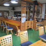 Datsusara Sobaya Neko No Shippo - 木材をふんだんに使用した店内。