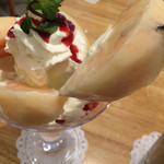 ホットケーキパーラー フルフル - 白桃の果汁が静流ります