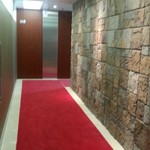 Niigata Nihombashi - ビルに入ると赤い絨毯