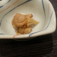 寿司割烹 新潟 日本橋 - 突き出しのホタテとカリフラワーのソテー