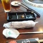 焼肉亭 ばりきや - ３種類のたれとウーロン茶