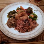 駒沢vegebon - vegebonプレート：本日の惣菜盛り合わせ、小豆入り酵素玄米